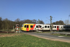 629 072 der HLB überquert den Bahnübergang bei Dillheim auf der Dillstrecke, aufgenommen am 03.04.2017.