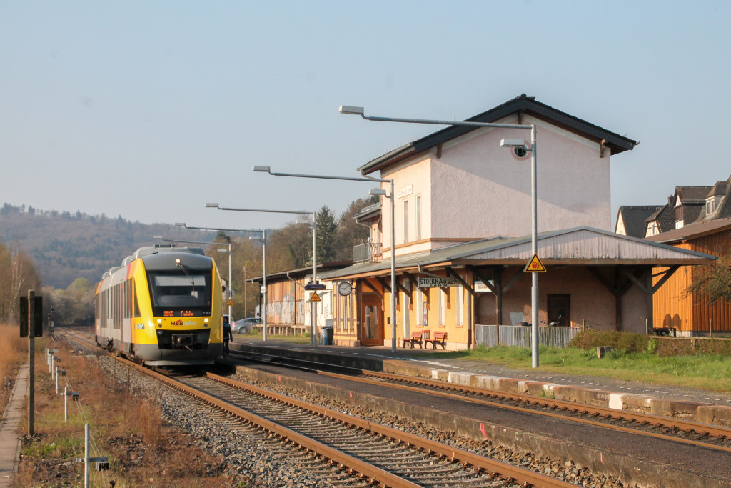Ein LINT der HLB hält im Bahnhof Stockhausen auf der Lahntalbahn, aufgenommen am 03.04.2017.