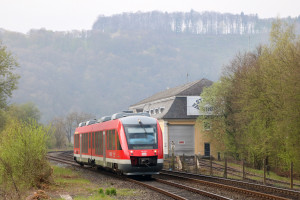 648 204 am Mineralwasserwerk in Fachingen auf der Lahntalbahn, aufgenommen am 08.04.2017.