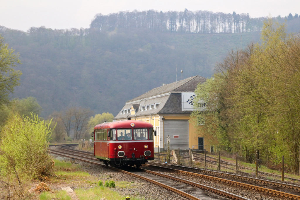 798 752 am Mineralwasserwerk in Fachingen auf der Lahntalbahn, aufgenommen am 08.04.2017.
