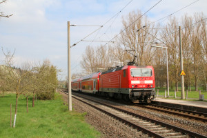 143 135 hält mit ihrem Zug aus Doppelstockwagen am Haltepunkt Lindenholzhausen auf der Main-Lahn-Bahn, aufgenommen am 08.04.2017.