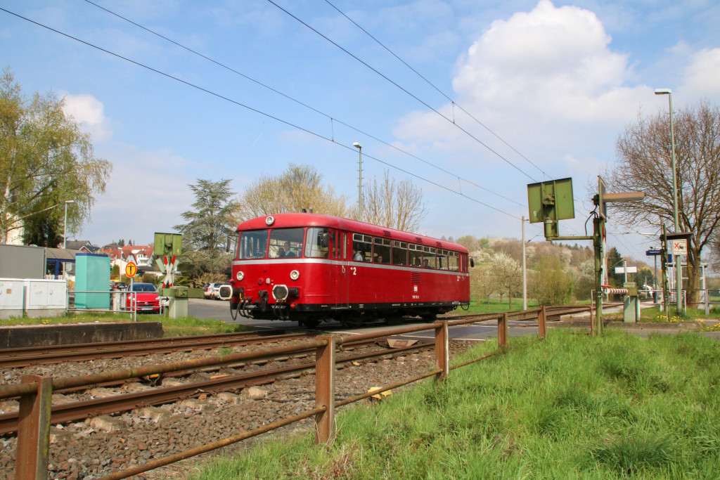 798 752 am Bahnübergang in Lindenholzhausen auf der Main-Lahn-Bahn, aufgenommen am 08.04.2017.