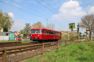 798 752 am Bahnübergang in Lindenholzhausen auf der Main-Lahn-Bahn, aufgenommen am 08.04.2017.