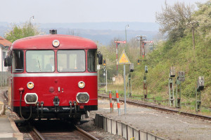 798 752 fährt aus Richtung Auringen in den Bahnhof Wiesbaden-Igstadt ein, aufgenommen am 08.04.2017.