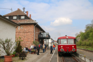 798 752 wird im Bahnhof Wiesbaden-Igstadt von einigen Fahrgästen bewundert, aufgenommen am 08.04.2017.