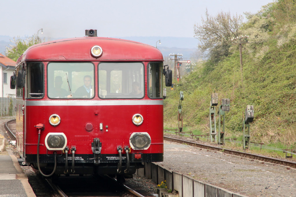 798 752 kommt aus Richtung Auringen in den Bahnhof Wiesbaden-Igstadt, aufgenommen am 08.04.2017.