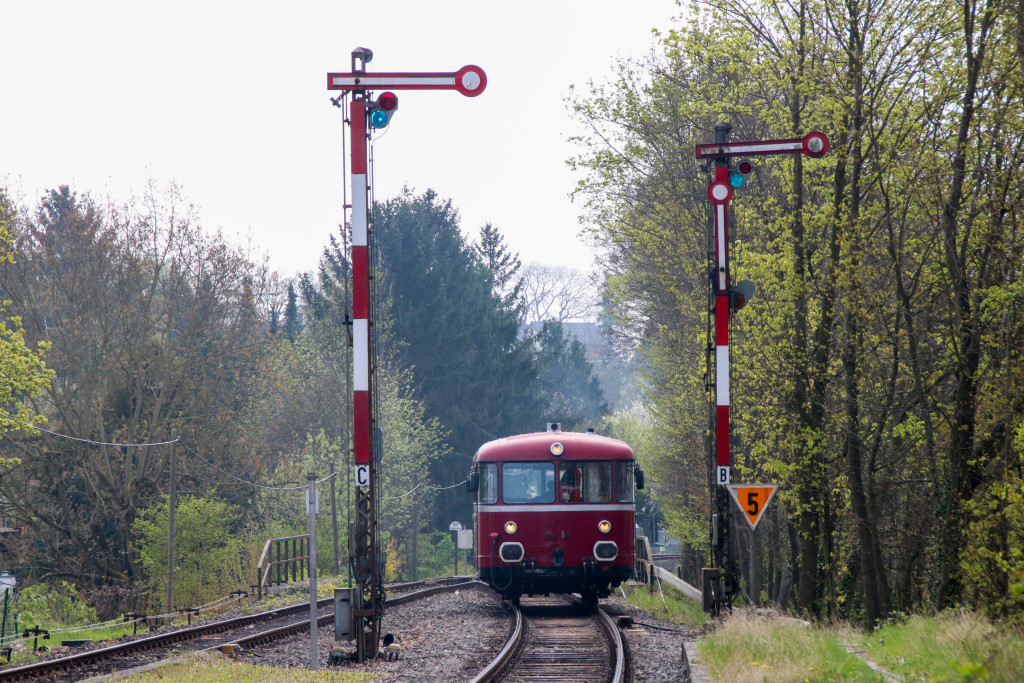 Auf Gleis 1 wartet 798 752 an den südlichen Ausfahrsignalen des Bahnhofs Wiesbaden-Igstadt, aufgenommen am 08.04.2017.