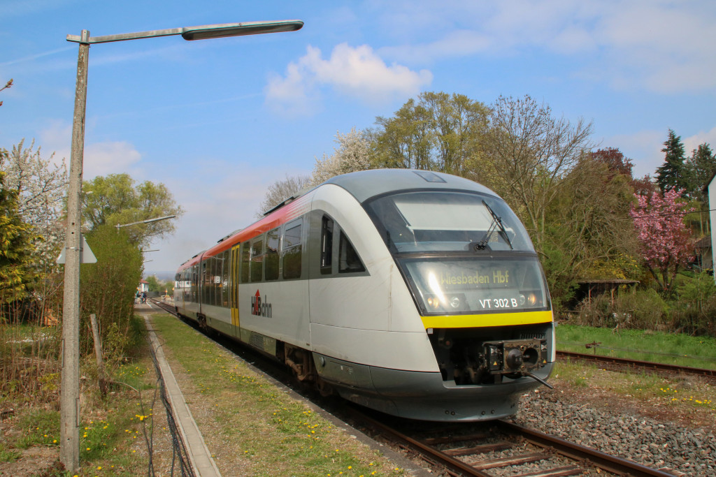 642 402 der HLB wartet im Bahnhof Wiesbaden-Igstadt noch auf Fahrgäste, aufgenommen am 08.04.2017.