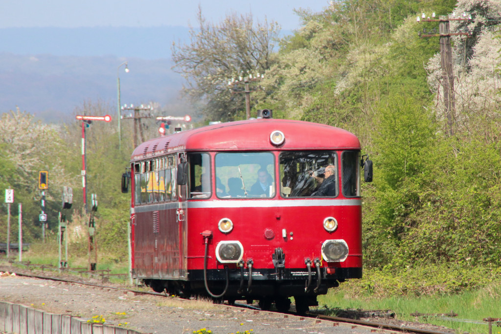 798 752 wartet im Bahnhof Wiesbaden-Igstadt noch auf Fahrgäste, aufgenommen am 08.04.2017.