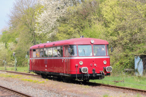 798 752 bei der Abfahrt im Bahnhof Wiesbaden-Igstadt, aufgenommen am 08.04.2017.
