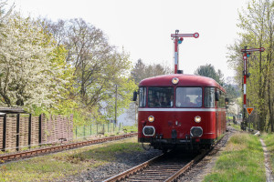 798 752 fährt aus Richtung Wiesbaden-Hbf in Wiesbaden-Igstadt ein, aufgenommen am 08.04.2017.