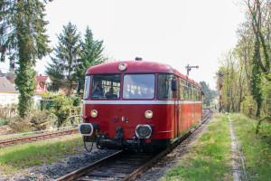 798 752 fährt aus Richtung Wiesbaden-Hbf in den Bahnhof Wiesbaden-Igstadt ein, aufgenommen am 08.04.2017.