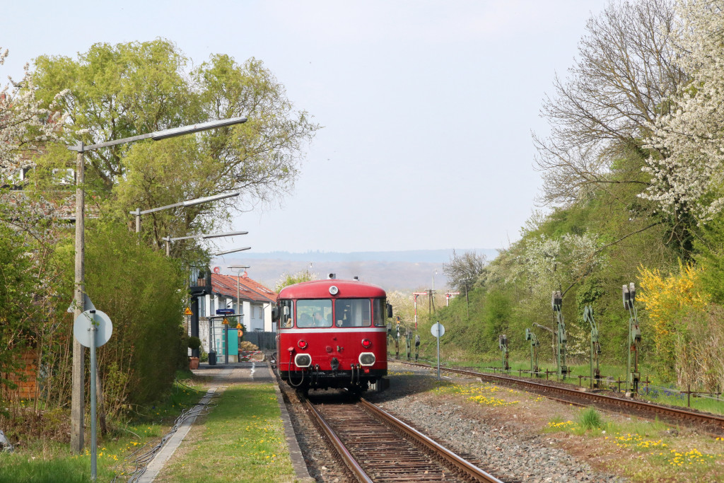 798 752 wartet in Gleis 1 des Bahnhofs Wiesbaden-Igstadt auf den Gegenzug, aufgenommen am 08.04.2017.