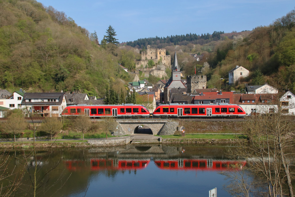 Zwei 640 durchqueren die Kulisse von Balduinstein auf der Lahntalbahn, aufgenommen am 08.04.2017.