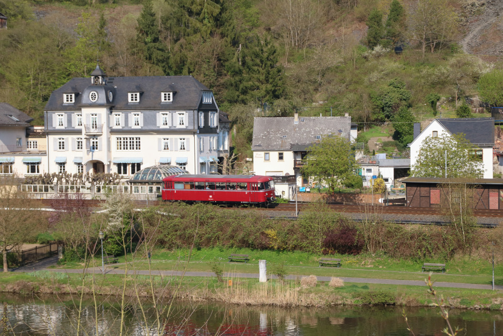798 752 an einem Hotel in Balduinstein auf der Lahntalbahn, aufgenommen am 08.04.2017.