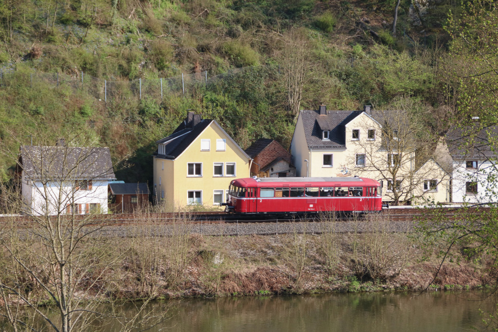 798 752 vor den Häusern von Balduinstein auf der Lahntalbahn, aufgenommen am 08.04.2017.