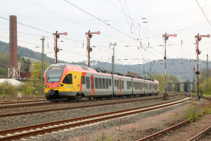 429 043 eilt durch den Güterbahnhof in Dillenburg, aufgenommen am 21.04.2017.
