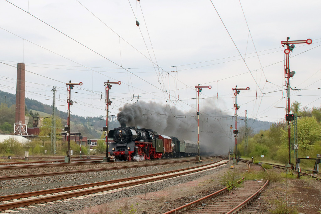 03 1010 an den Ausfahrsignalen im Bahnhof Dillenburg, aufgenommen am 21.04.2017.