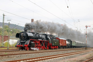 03 1010 im Bahnhof Dillenburg, aufgenommen am 21.04.2017.