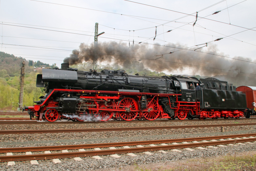 03 1010 eilt durch den Bahnhof Dillenburg, aufgenommen am 21.04.2017.