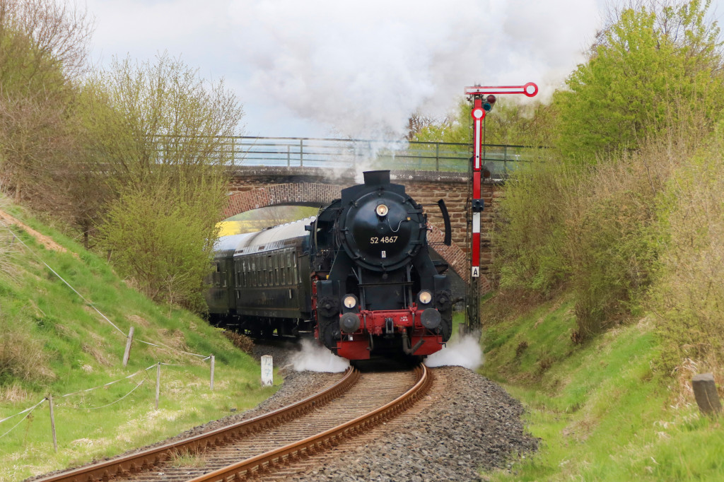 52 4867 verlässt Niederzeuzheim auf der Oberwesterwaldbahn, aufgenommen am 22.04.2017.