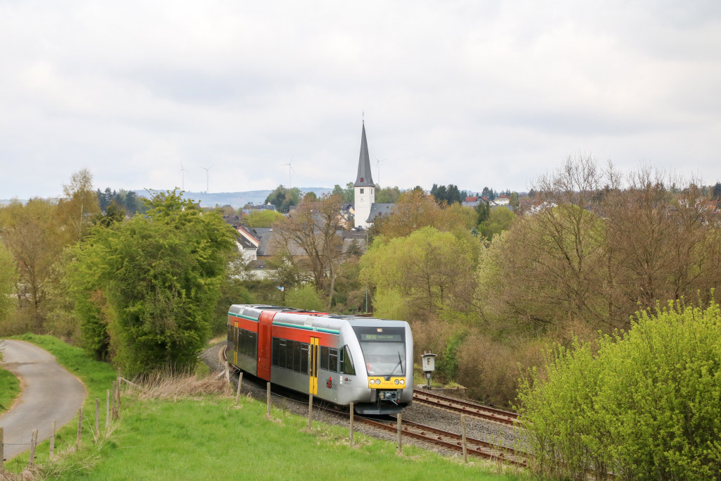 646 426 der HLB verlässt Niederzeuzheim auf der Oberwesterwaldbahn, aufgenommen am 22.04.2017.