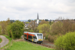 646 426 der HLB verlässt Niederzeuzheim auf der Oberwesterwaldbahn, aufgenommen am 22.04.2017.
