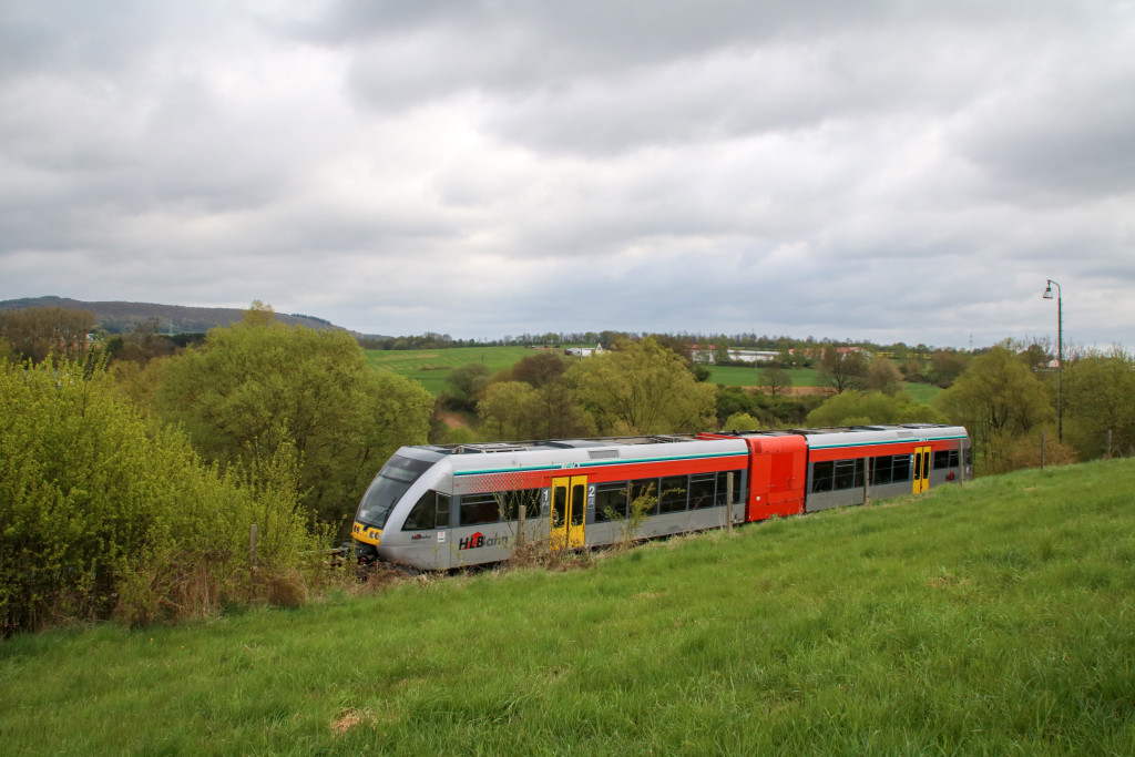 646 426 der HLB bei Niederzeuzheim auf der Oberwesterwaldbahn, aufgenommen am 22.04.2017.