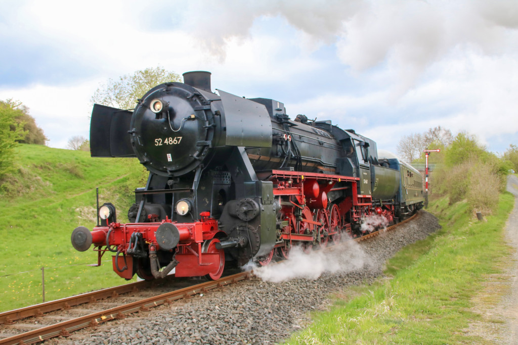 52 4867 bei Niederzeuzheim auf der Oberwesterwaldbahn, aufgenommen am 22.04.2017.