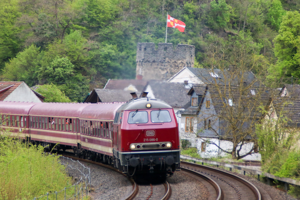 215 086 in Balduinstein auf der Lahntalbahn, aufgenommen am 22.04.2017.