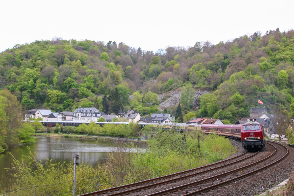 215 086 zieht ihren Sonderzug durch die lange Kurve in Balduinstein auf der Lahntalbahn, aufgenommen am 22.04.2017.