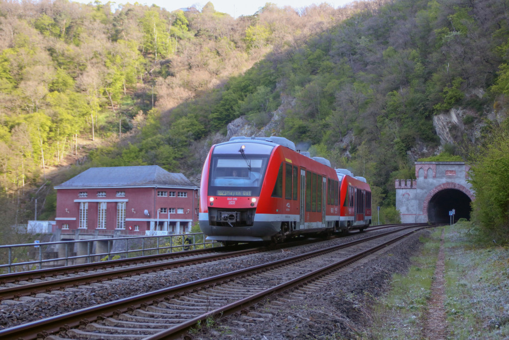 640 015 und ein weitere 640 verlassen den Cramberger Tunnel und kommen am Lahnkraftwerk auf der Lahntalbahn vorbei, aufgenommen am 30.04.2017.