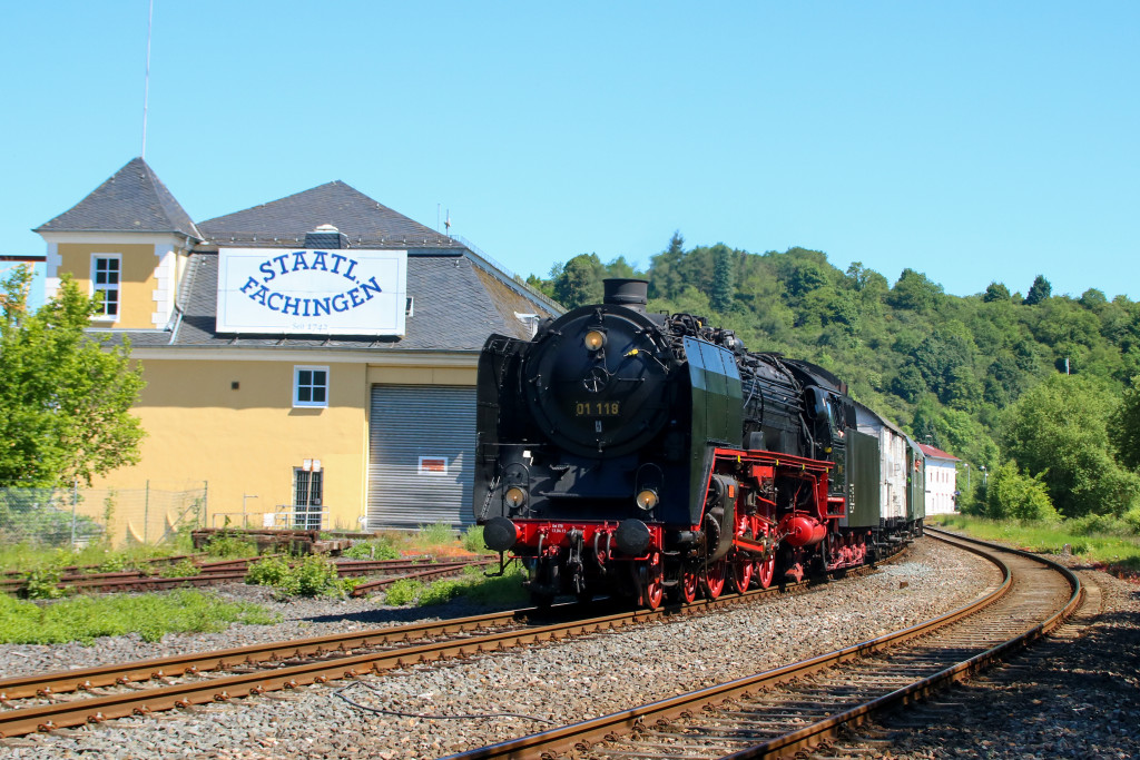 01 118 an der Mineralwasserquelle in Fachingen auf der Lahntalbahn, aufgenommen am 27.05.2017.