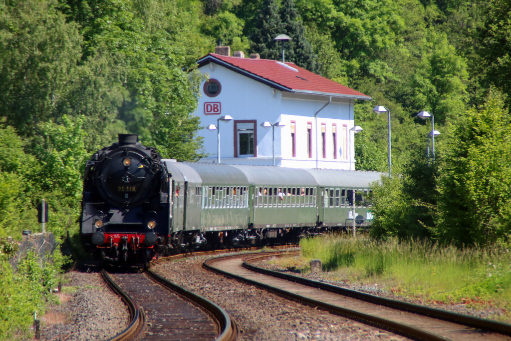 01 118 verlässt Fachingen auf der Lahntalbahn, aufgenommen am 27.05.2017.