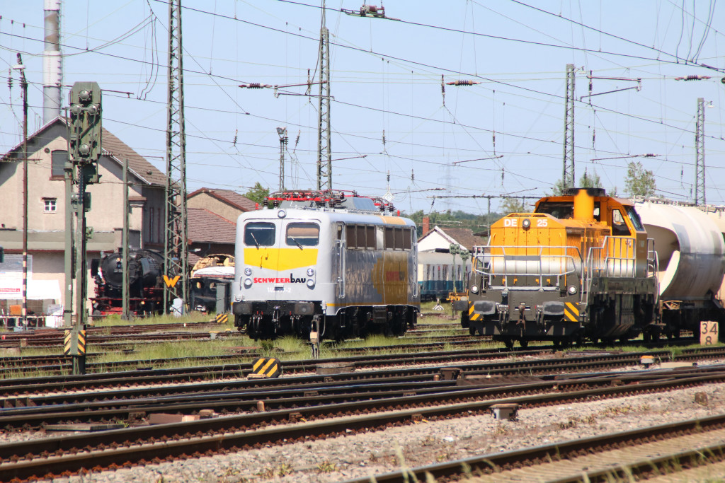 140 797 steht neben der BASF Lok im Bahnhof Darmstadt-Kranichstein, aufgenommen am 27.05.2017.