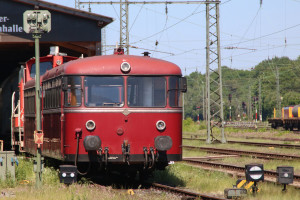 Ein unbekannter 798 steht vor der Wagenhalle im Eisenbahnmuseum Darmstadt-Kranichstein, aufgenommen am 27.05.2017.
