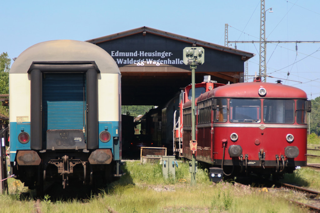 Ein unbekannter 798 steht zusammen mit einem Bundespostwagen vor der Wagenhalle im Eisenbahnmuseum Darmstadt-Kranichstein, aufgenommen am 27.05.2017.