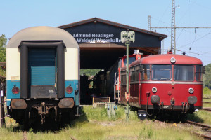 Ein unbekannter 798 steht zusammen mit einem Bundespostwagen vor der Wagenhalle im Eisenbahnmuseum Darmstadt-Kranichstein, aufgenommen am 27.05.2017.
