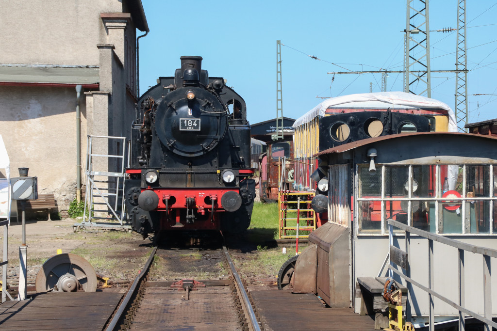 184 (ELNA) steht vor der Drehscheibe im Eisenbahnmuseum Darmstadt-Kranichstein, aufgenommen am 27.05.2017.