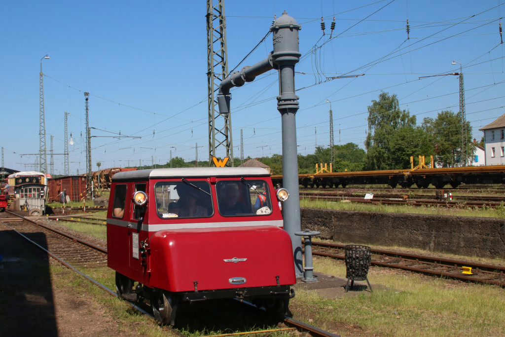 Die Motordraisine rangiert im Eisenbahnmuseum Darmstadt-Kranichstein, aufgenommen am 27.05.2017.