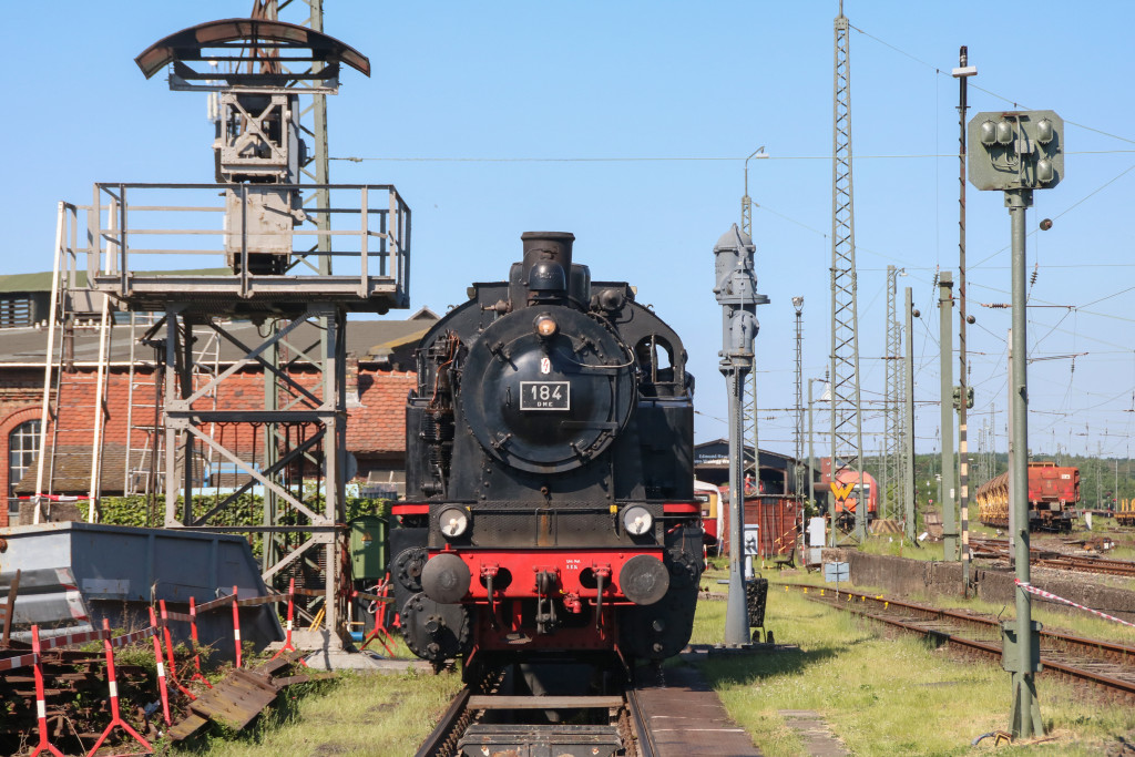 184 (ELNA) steht am Bekohlungskran im Eisenbahnmuseum Darmstadt-Kranichstein, aufgenommen am 27.05.2017.