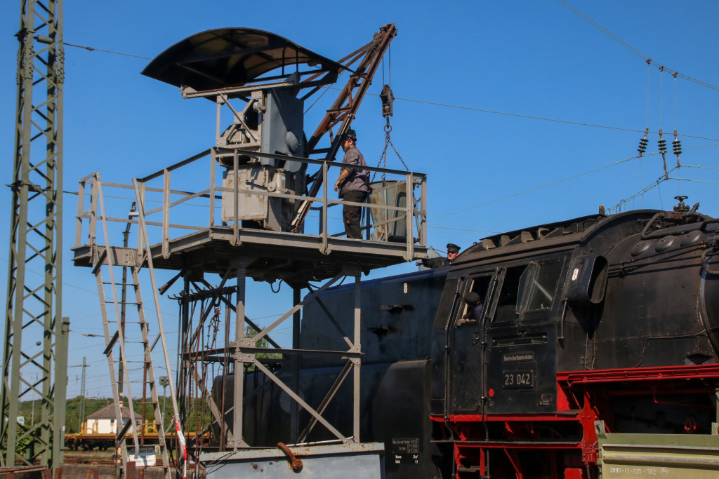 23 042 wird im Eisenbahnmuseum in Darmstadt-Kranichstein bekohlt, aufgenommen am 27.05.2017.