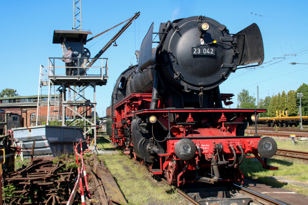 23 042 steht am Bekohlungskran im Eisenbahnmuseum in Darmstadt-Kranichstein, aufgenommen am 27.05.2017.