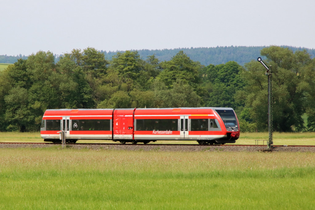 646 210 der Kurhessenbahn am Einfahrsignal des Bahnhofs Sarnau auf der Burgwaldbahn, aufgenommen am 28.05.2017.