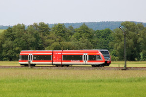 646 210 der Kurhessenbahn am Einfahrsignal des Bahnhofs Sarnau auf der Burgwaldbahn, aufgenommen am 28.05.2017.