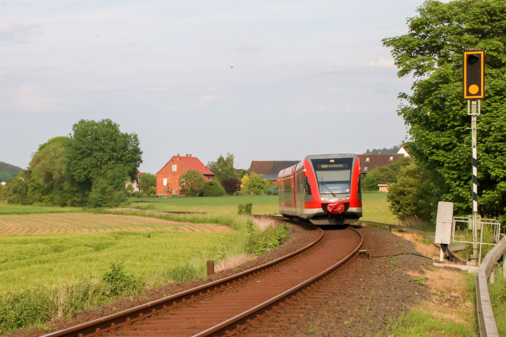 646 211 im Feld bei Mandern auf der Bahnstrecke Wabern - Bad Wildungen, aufgenommen am 28.05.2017.