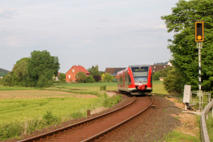 646 211 im Feld bei Mandern auf der Bahnstrecke Wabern - Bad Wildungen, aufgenommen am 28.05.2017.