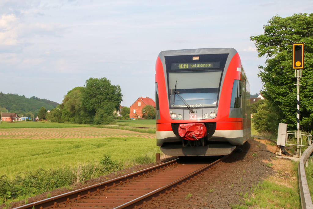 646 211 an einem Überwachungssignal bei Mandern auf der Bahnstrecke Wabern - Bad Wildungen, aufgenommen am 28.05.2017.