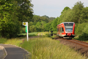646 211 an einer Bushaltestelle bei Bad Wildungen auf der Bahnstrecke Wabern - Bad Wildungen, aufgenommen am 28.05.2017.
