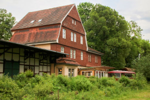 998 107 steht vor dem Bahnhofsgebäude in Gemünden (Wohra) auf der stillgelegten Kellerwaldbahn, aufgenommen am 28.05.2017.
